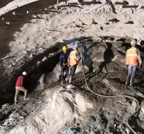 华池隧道拱顶带模注浆料，微膨胀注浆料的特点及施工工艺